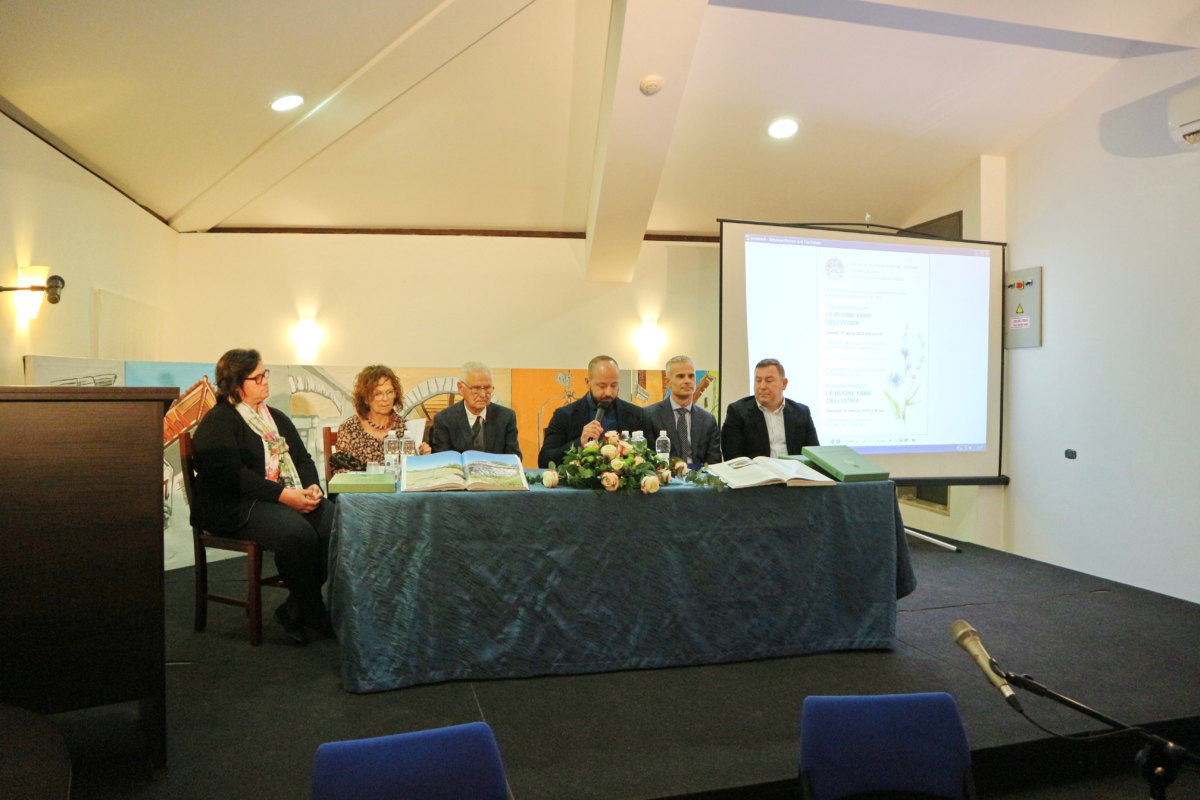 𝐏𝐫𝐞𝐬𝐞𝐧𝐭𝐚𝐳𝐢𝐨𝐧𝐞 𝐝𝐞𝐥 𝐥𝐢𝐛𝐫𝐨 𝐋𝐞 𝐛𝐮𝐨𝐧𝐞 𝐞𝐫𝐛𝐞 𝐝𝐞𝐥𝐥'𝐈𝐬𝐭𝐫𝐢𝐚